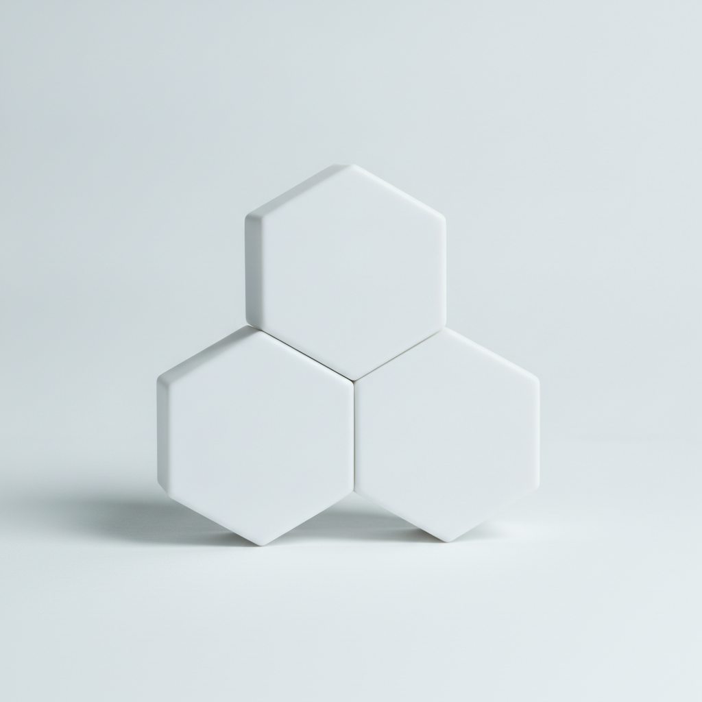 Lot de trois panneaux lumineux hexagonaux blancs assemblés, éteints, sur fond gris clair