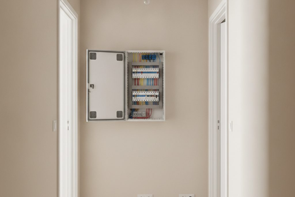 Tableau électrique ouvert et prises alignées dans un couloir d'appartement